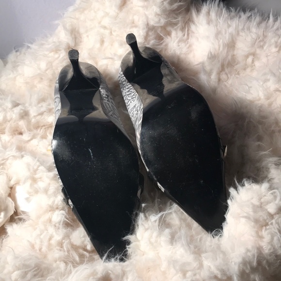 HP✨Frederick's of Hollywood Blck Pointed Heels 🖤 - Picture 3 of 6